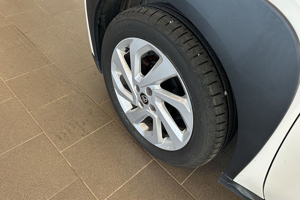 Vehicle Image 12