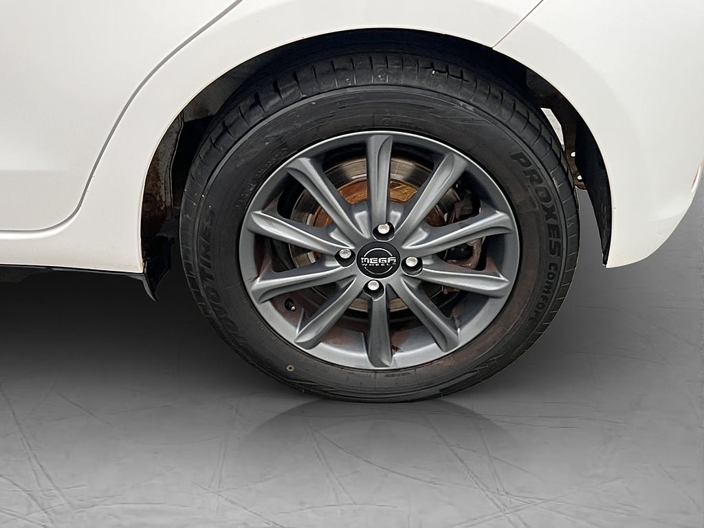 Vehicle Image 25