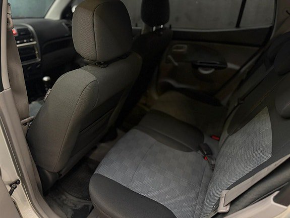 Vehicle Image 16