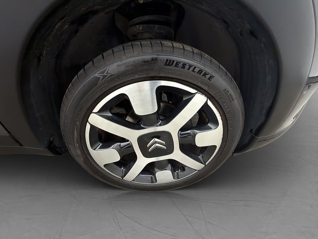Vehicle Image 32