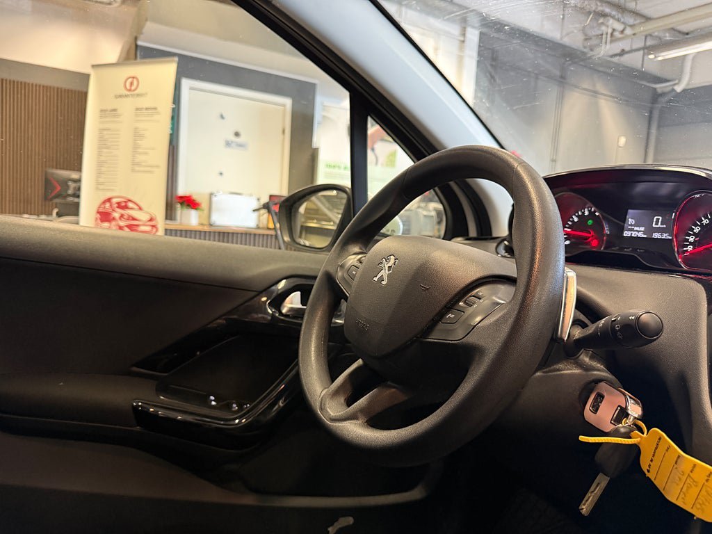 Vehicle Image 12