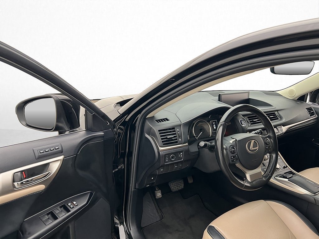 Vehicle Image 10