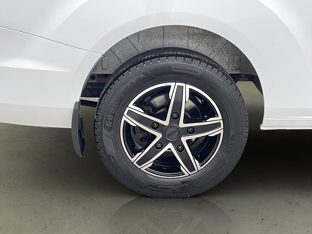 Vehicle Image 25