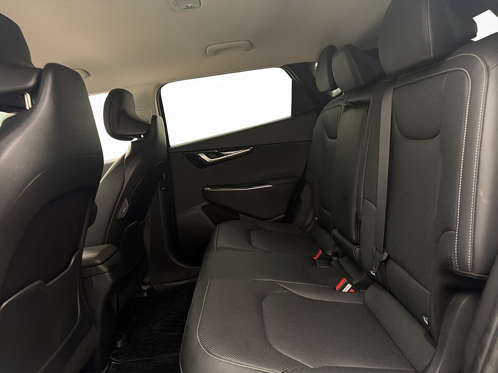 Vehicle Image 25