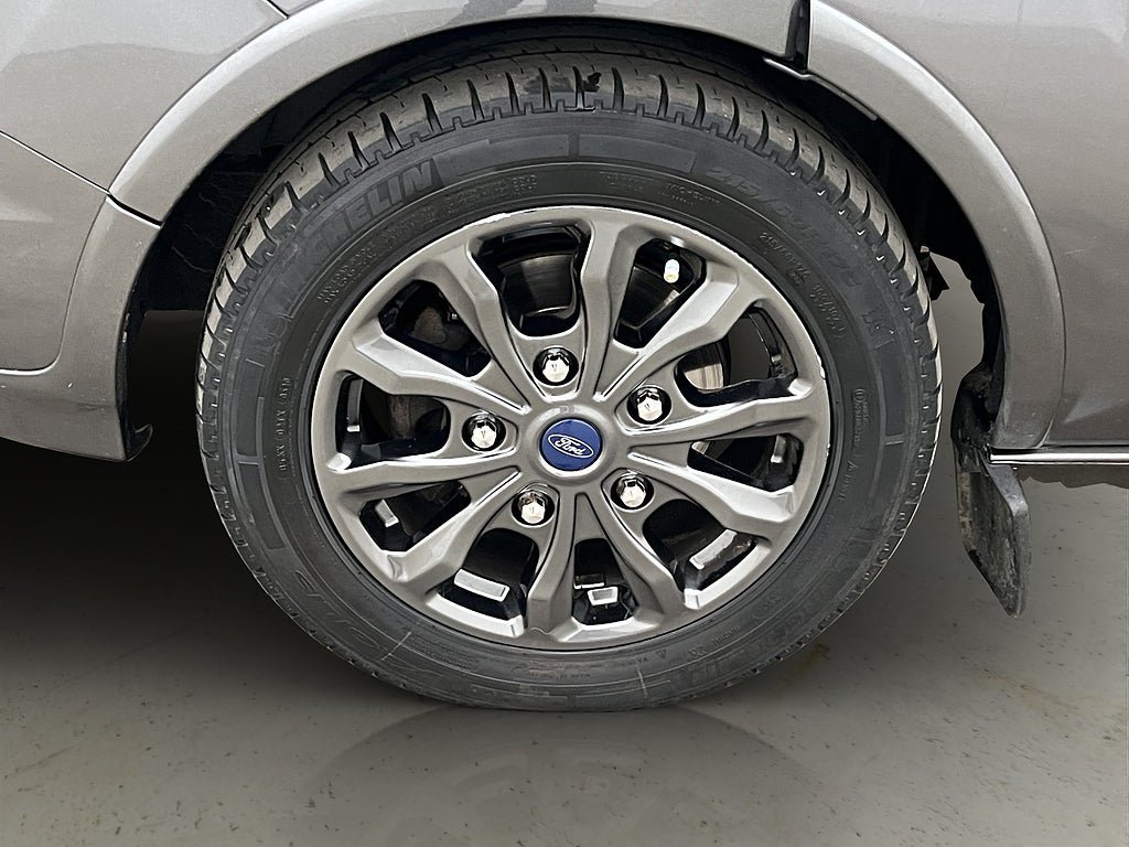 Vehicle Image 32