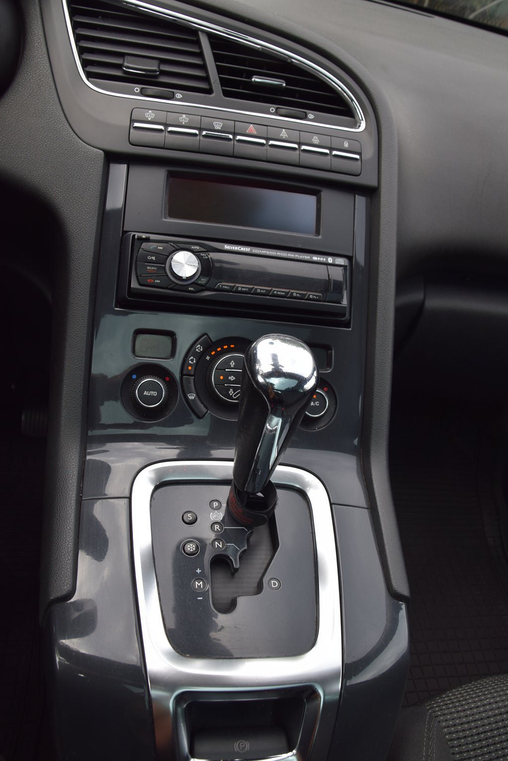 Vehicle Image 12