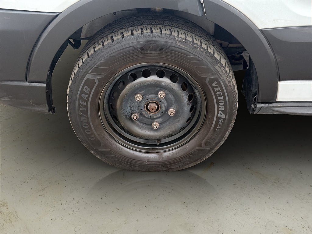 Vehicle Image 25