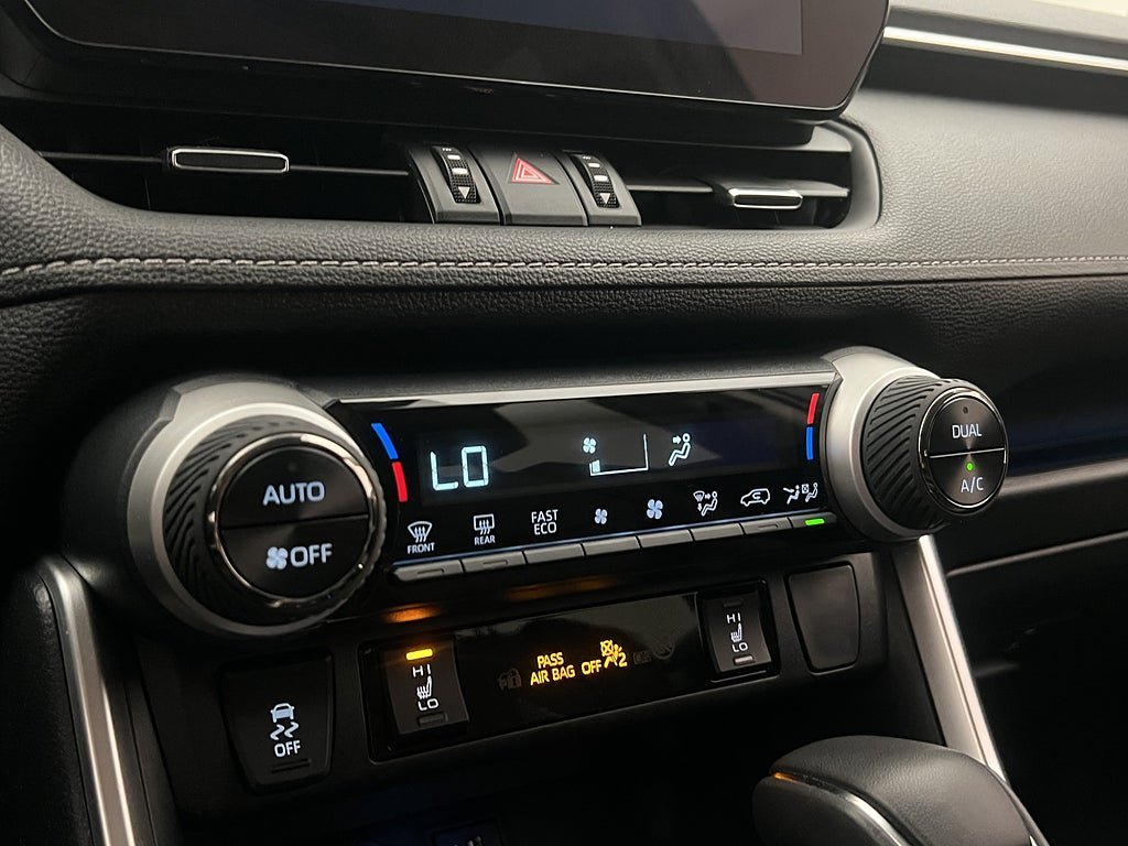 Vehicle Image 25