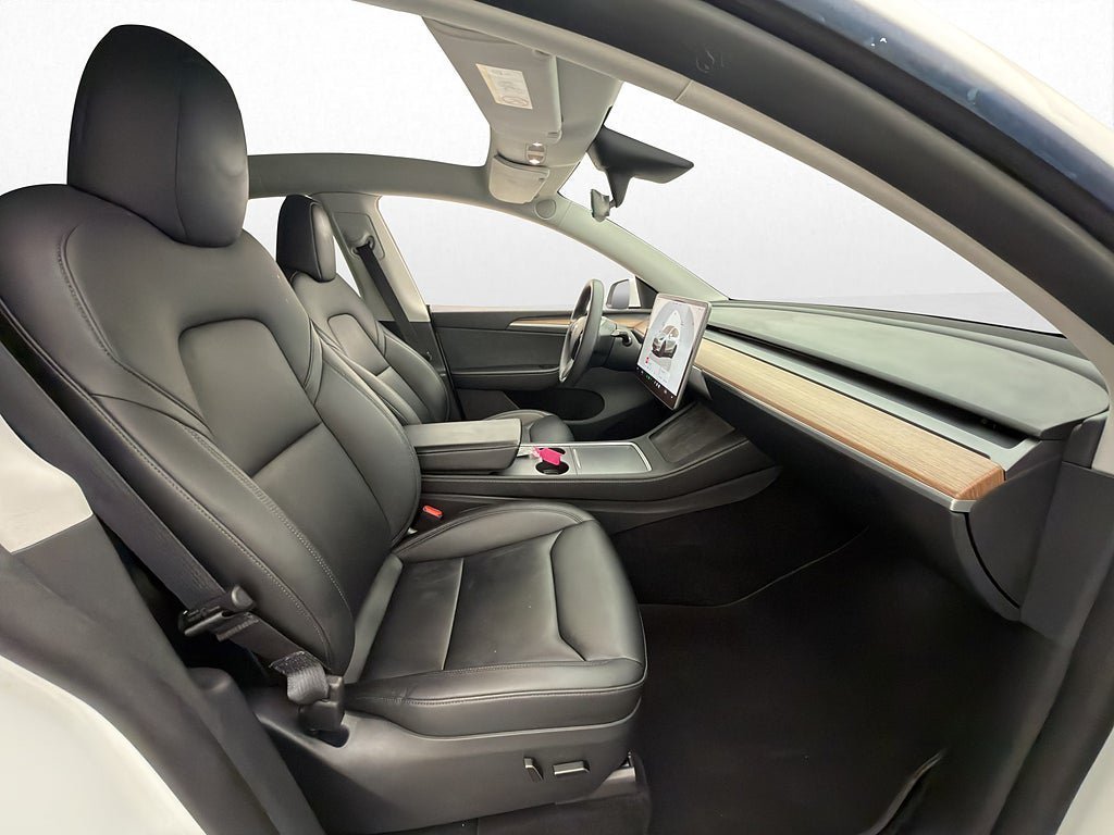 Vehicle Image 25
