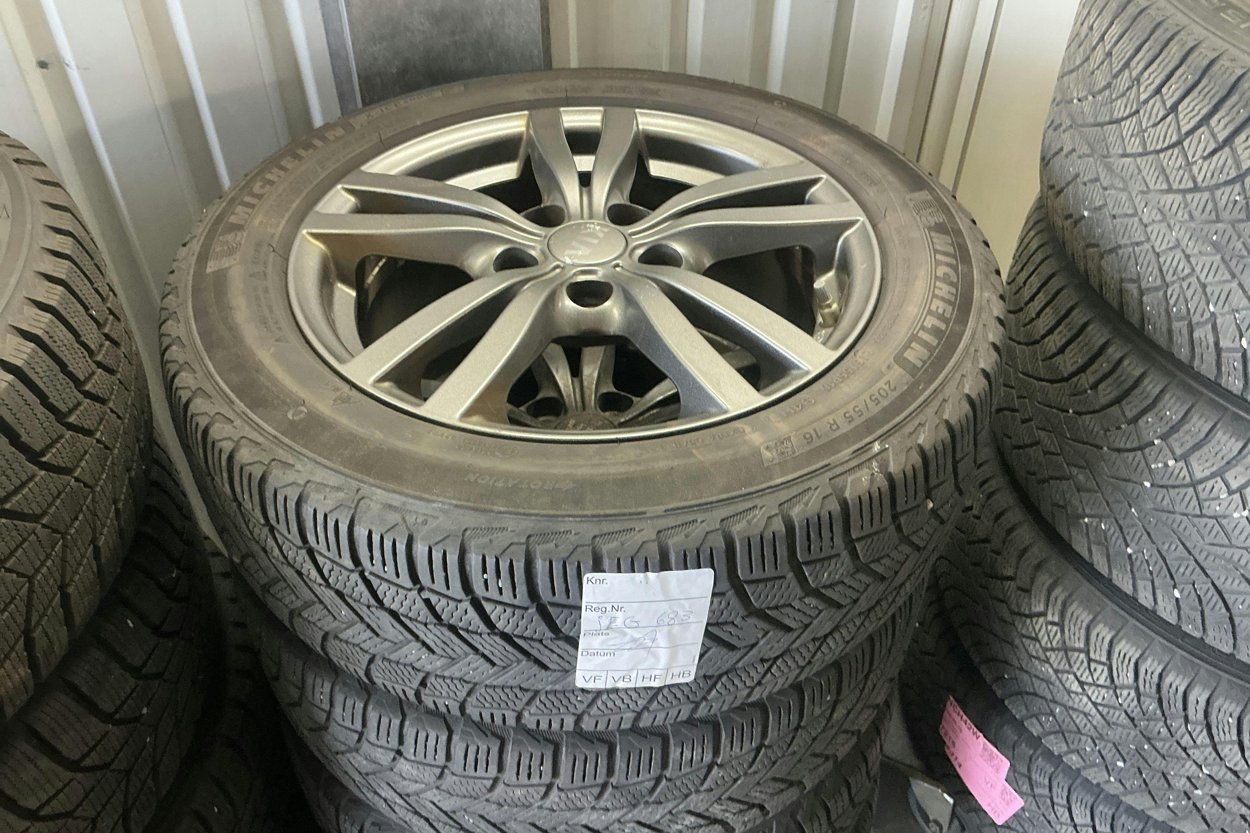 Vehicle Image 12