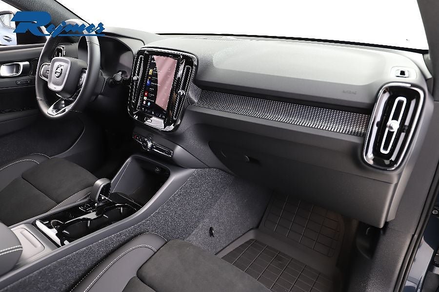 Vehicle Image 25