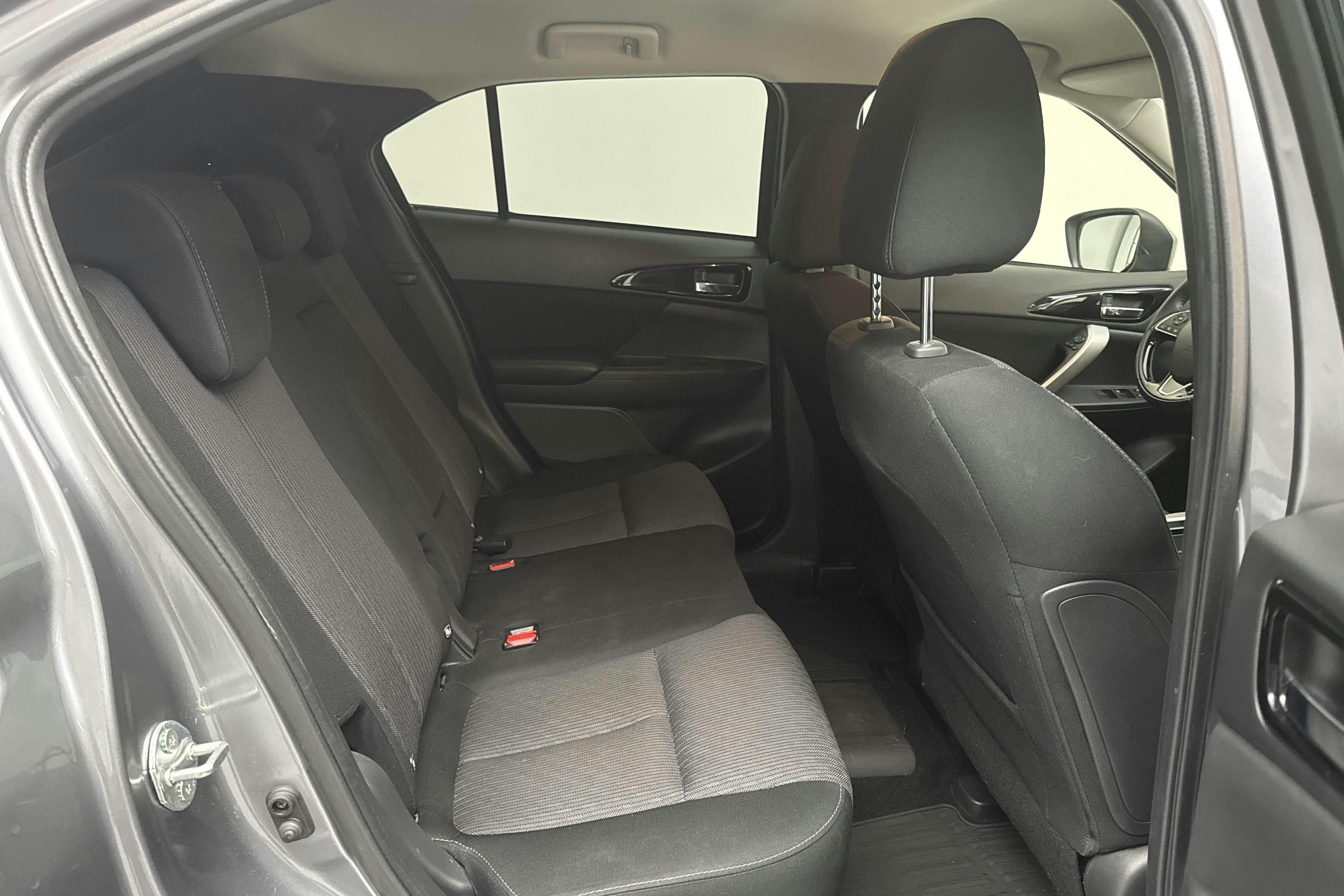 Vehicle Image 8