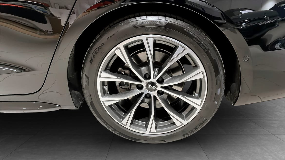 Vehicle Image 6