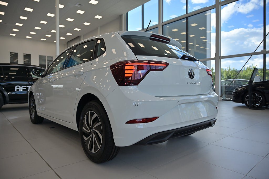 Vehicle Image 8