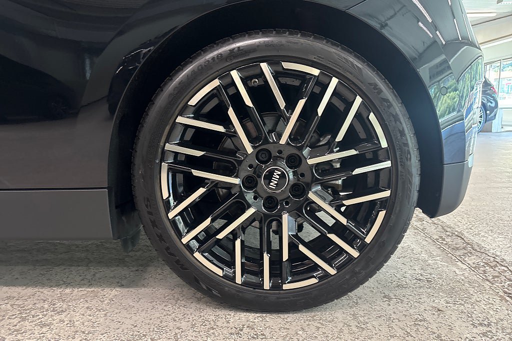 Vehicle Image 16