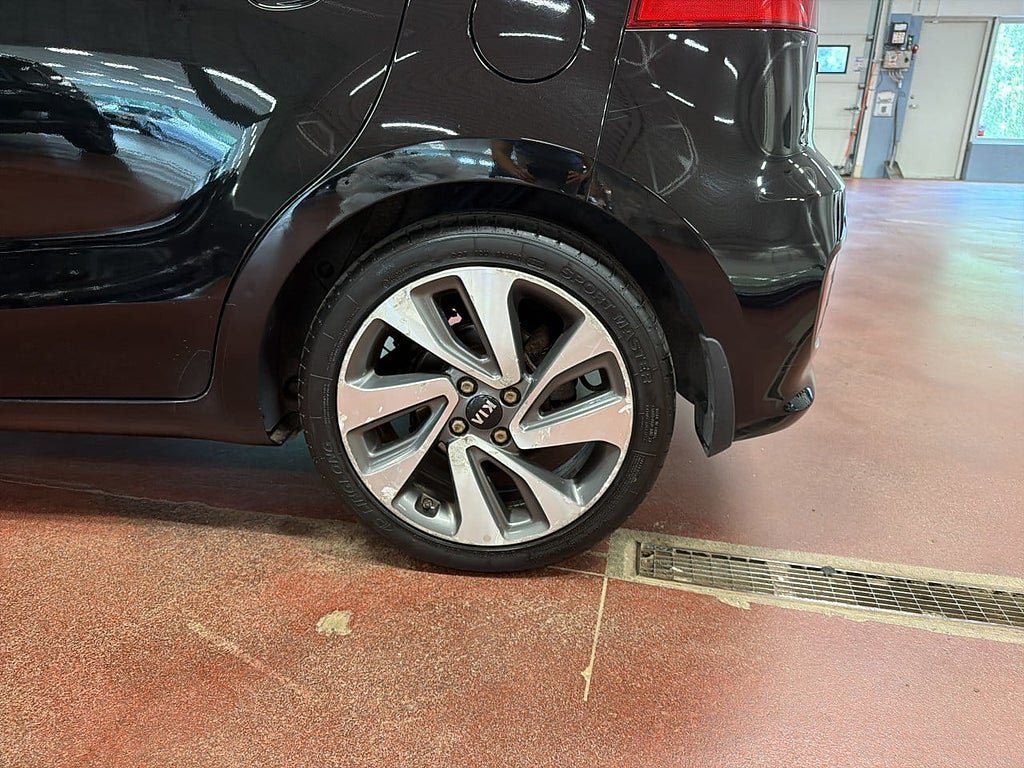 Vehicle Image 16
