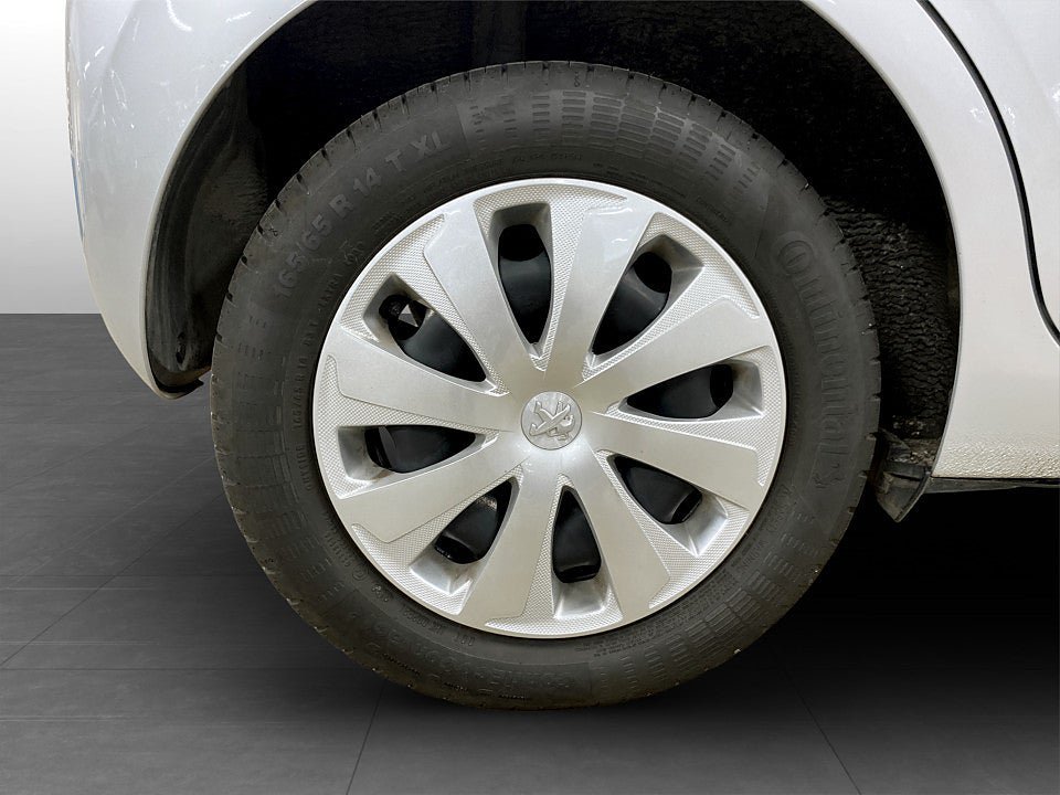 Vehicle Image 16