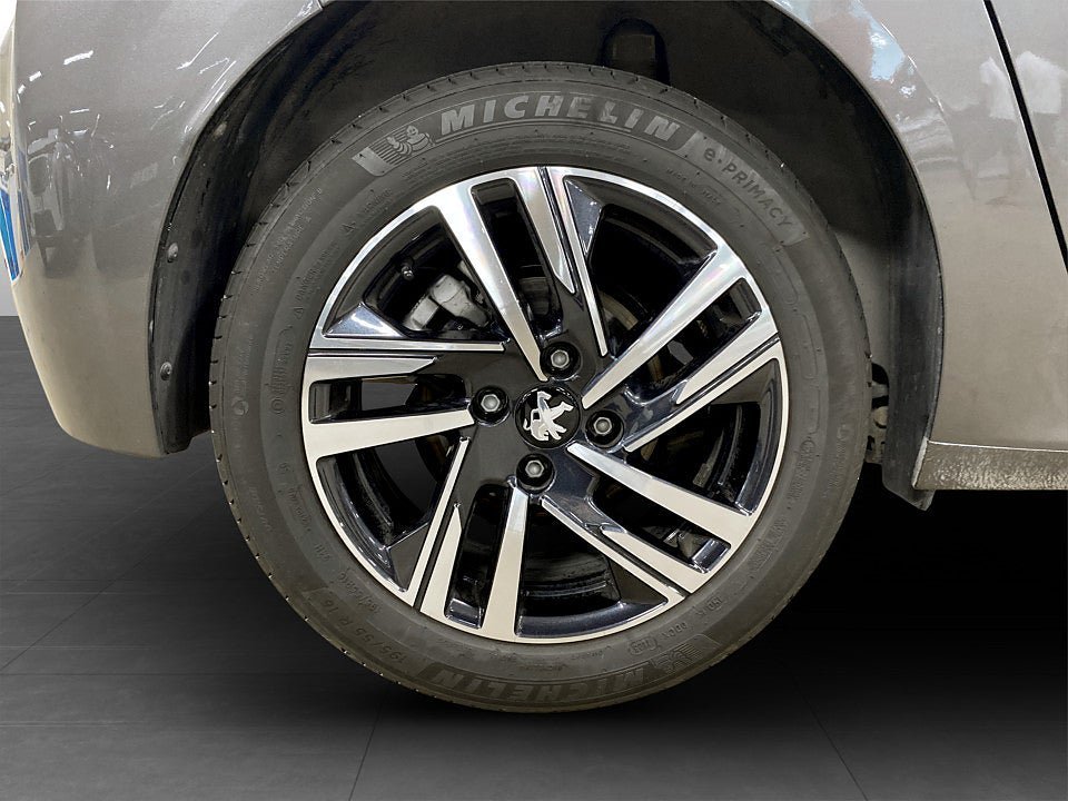 Vehicle Image 16