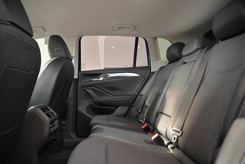 Vehicle Image 25