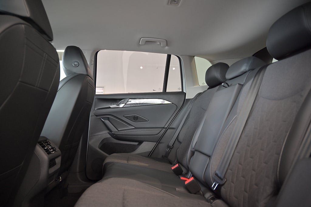 Vehicle Image 25