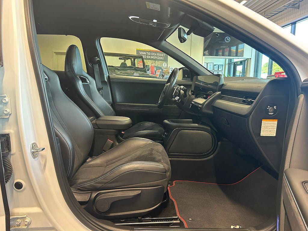 Vehicle Image 25