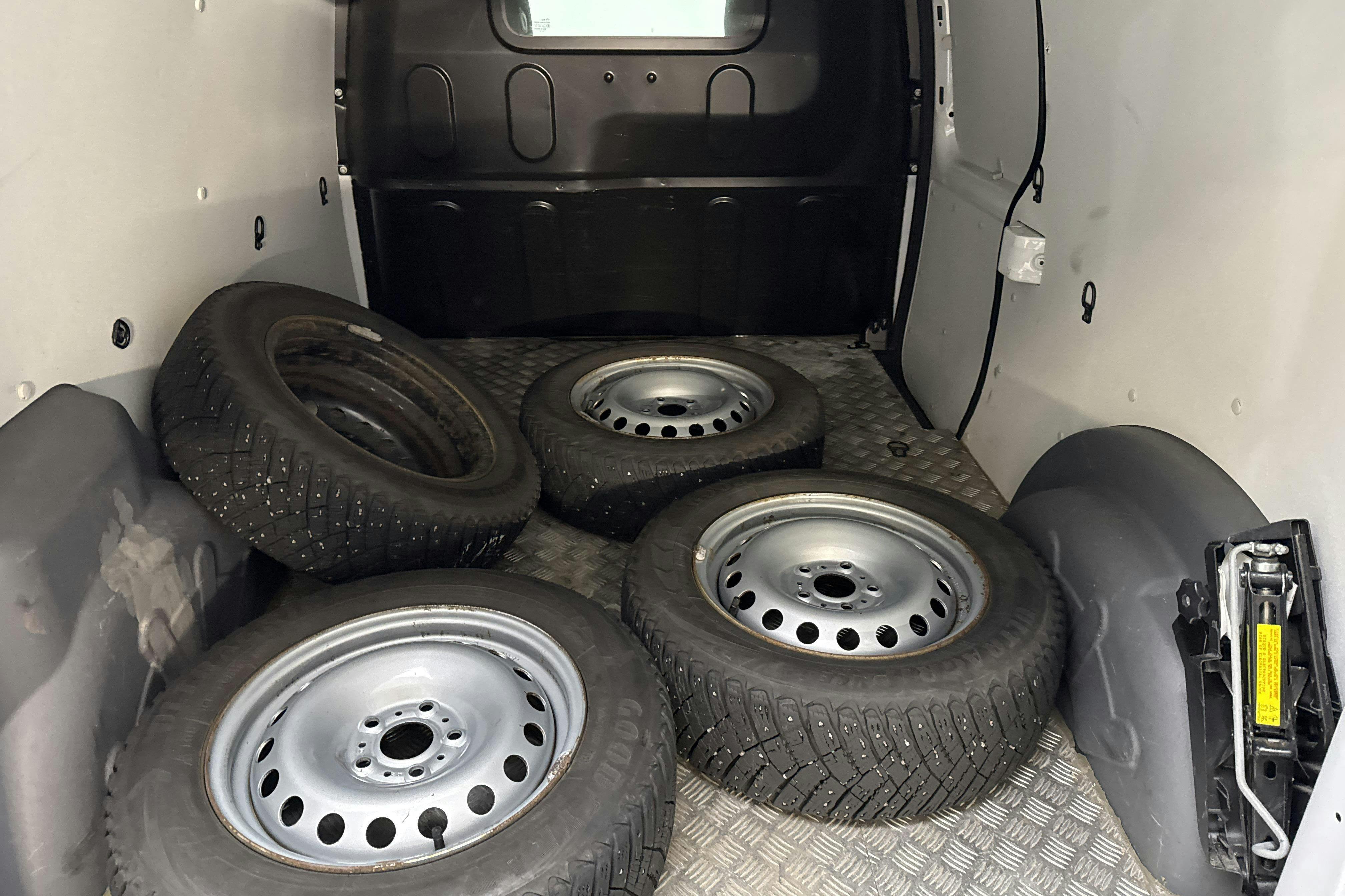 Vehicle Image 8