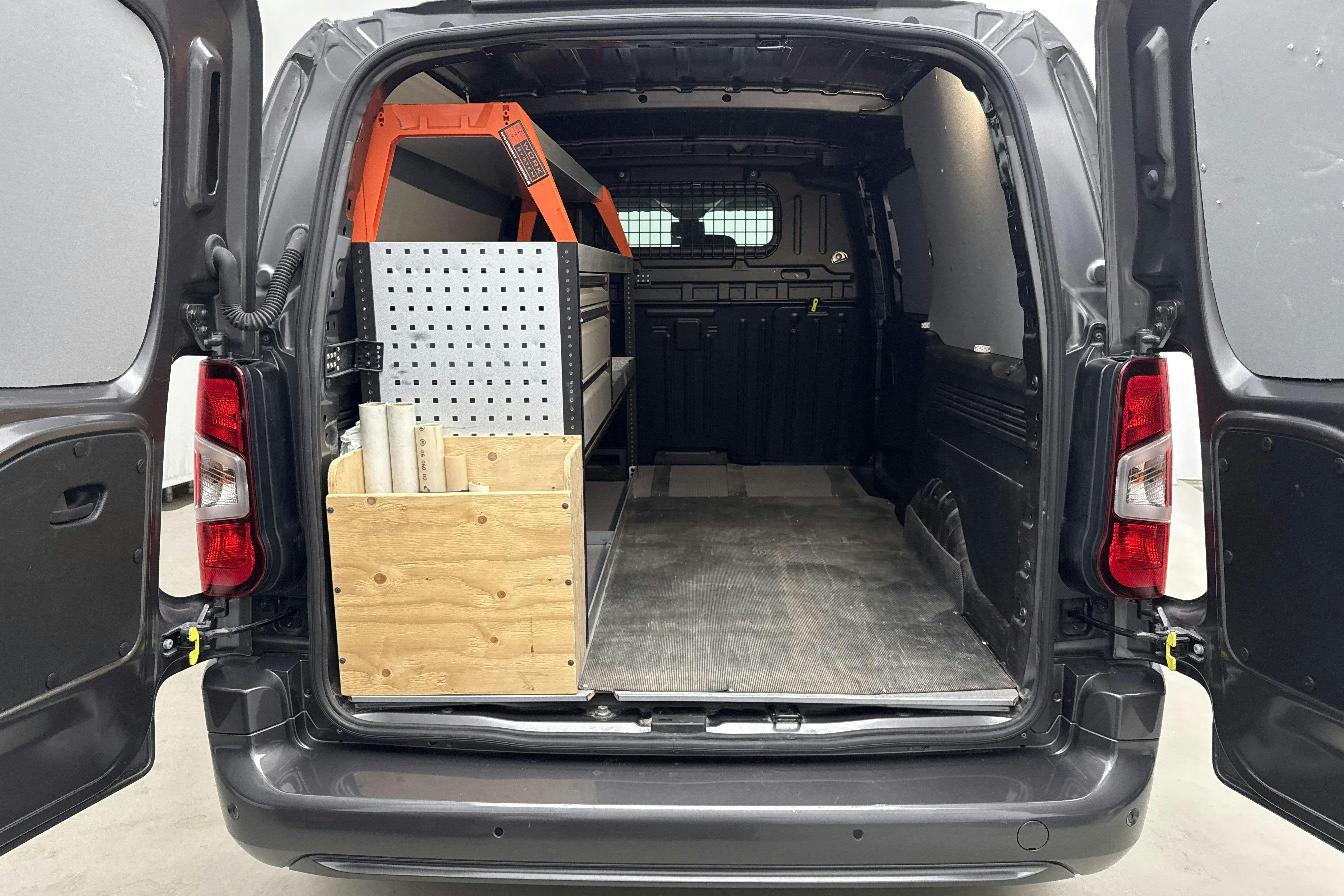 Vehicle Image 9