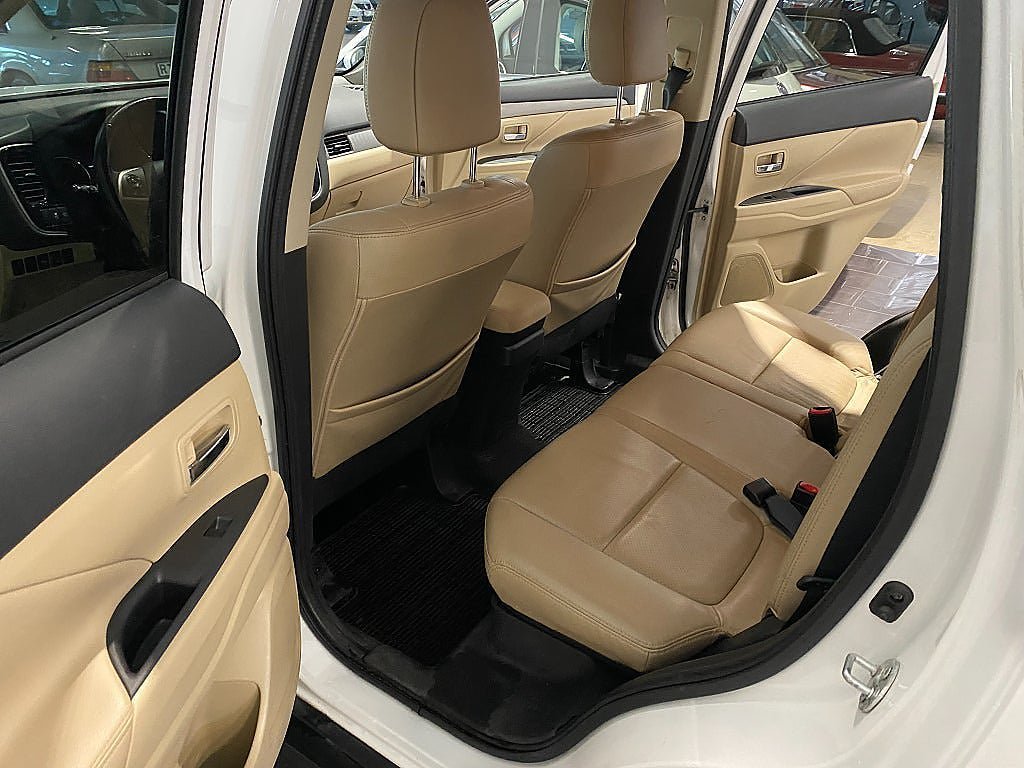 Vehicle Image 13
