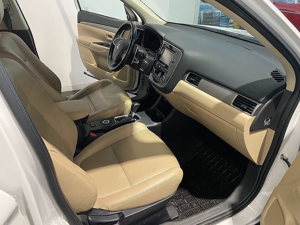 Vehicle Image 15