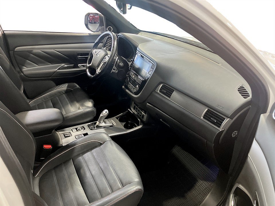 Vehicle Image 12