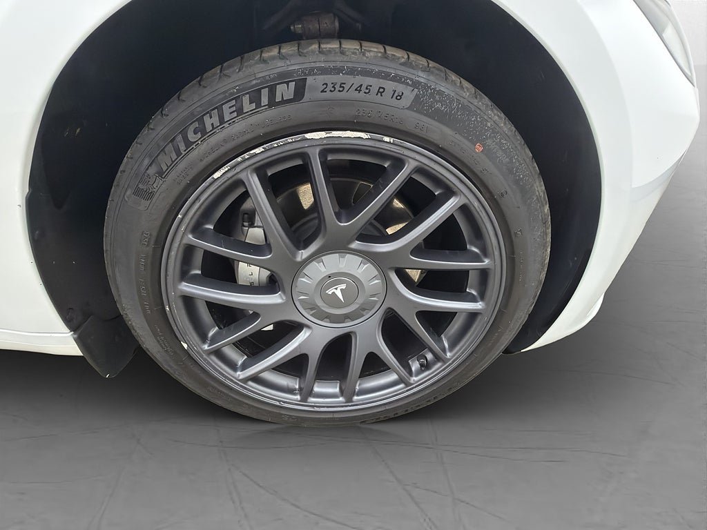 Vehicle Image 32