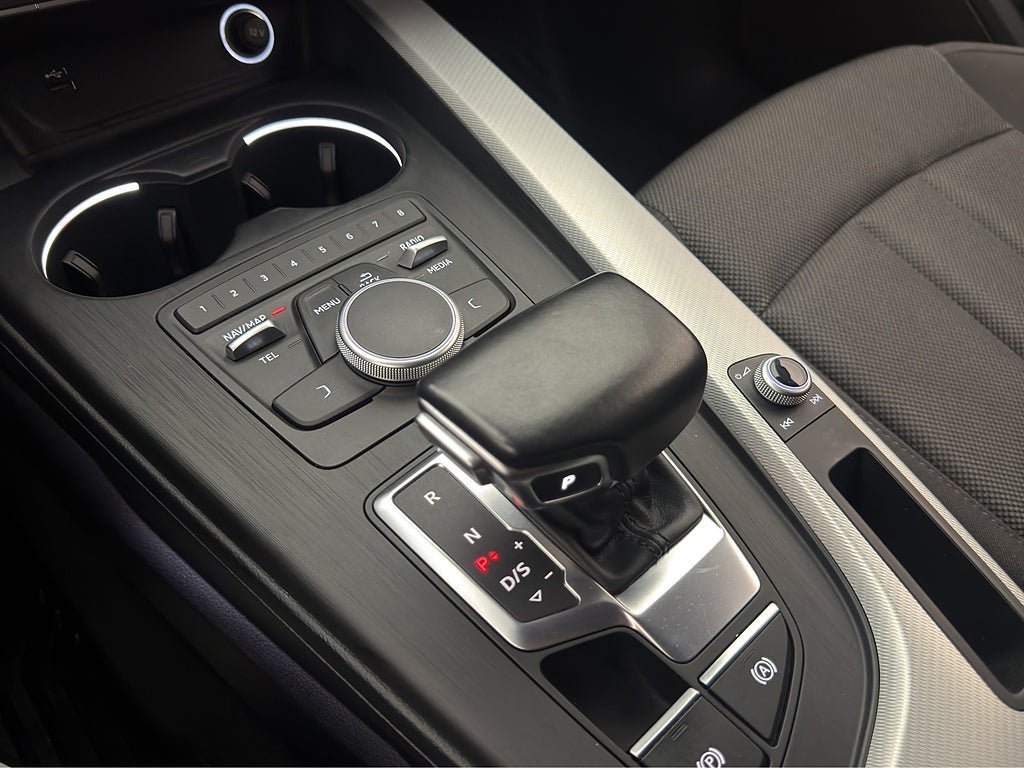 Vehicle Image 25