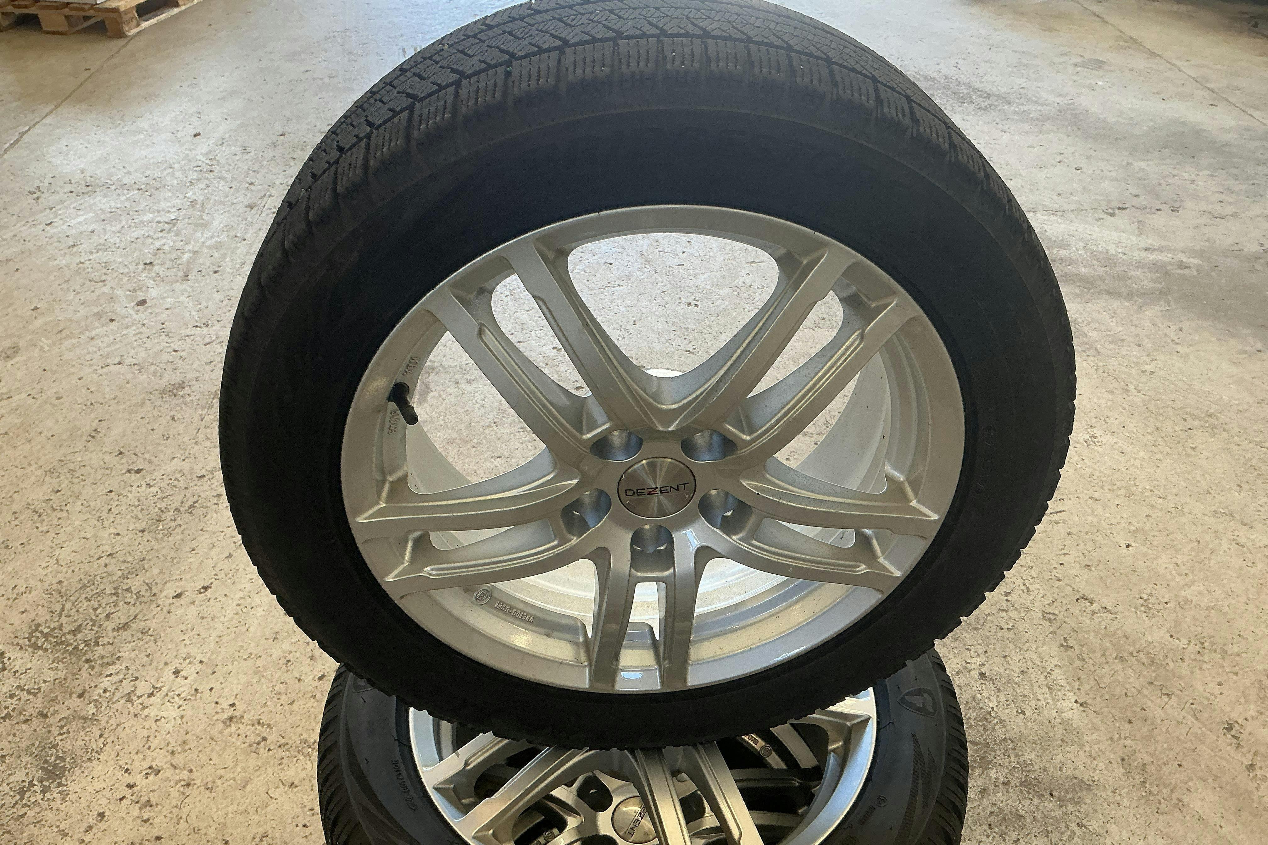 Vehicle Image 16