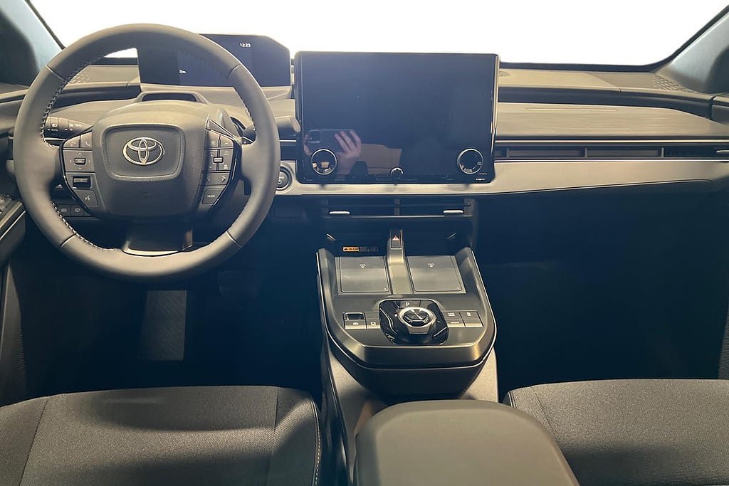 Vehicle Image 8