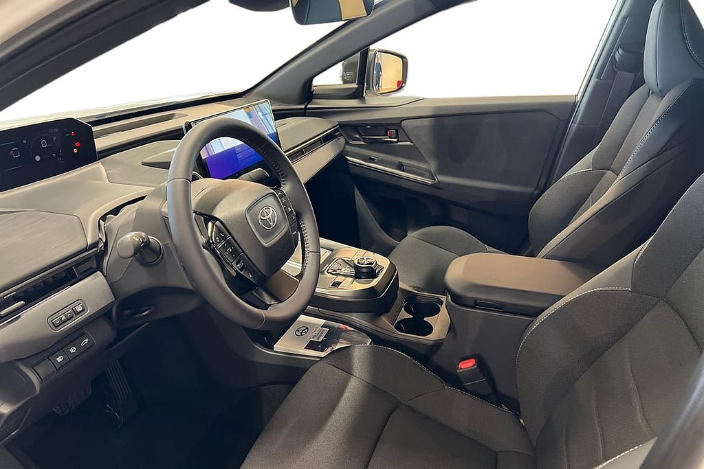 Vehicle Image 12