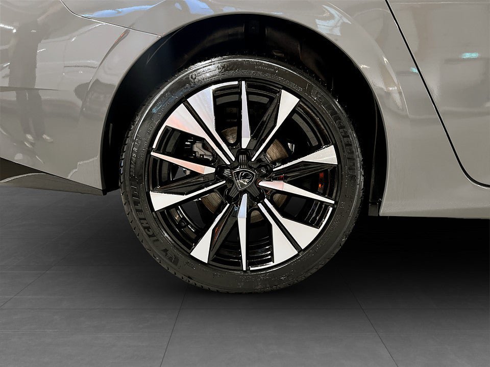 Vehicle Image 8