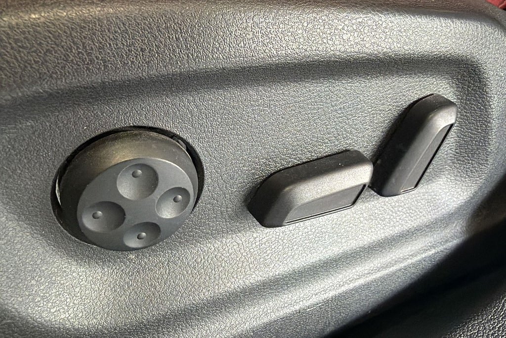 Vehicle Image 25