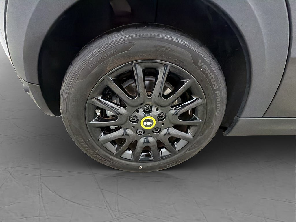Vehicle Image 32