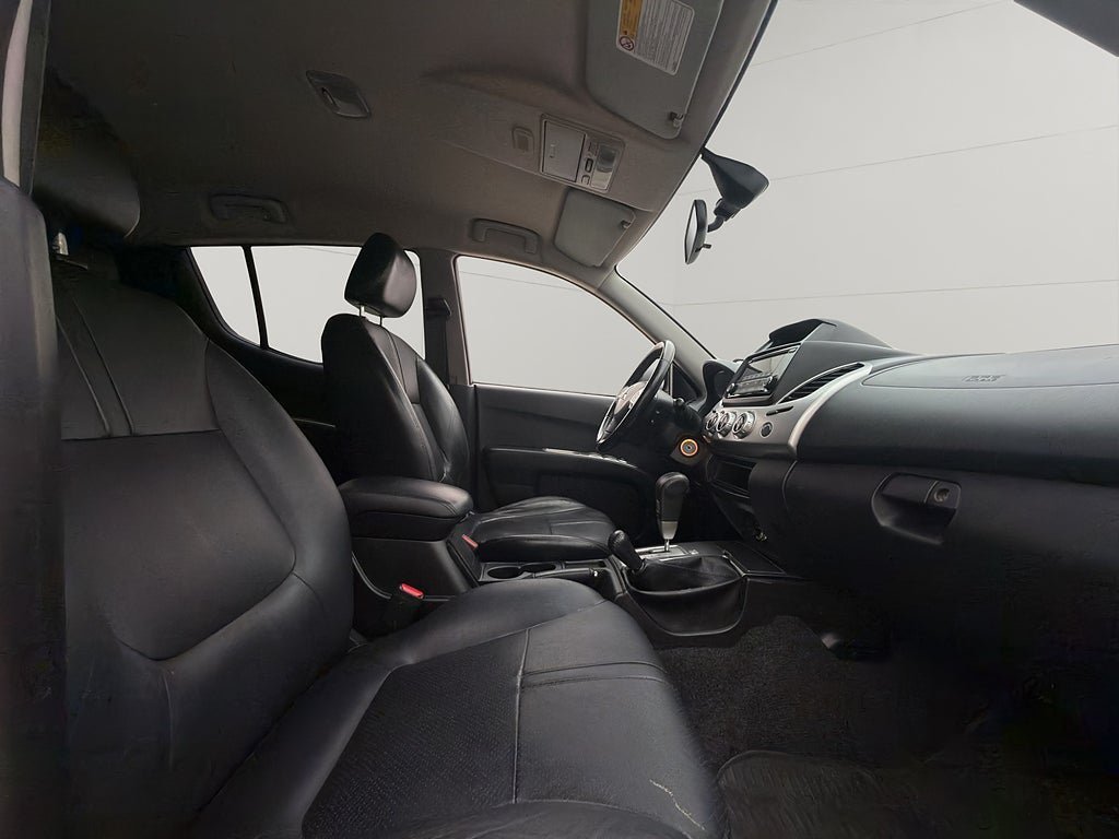 Vehicle Image 25