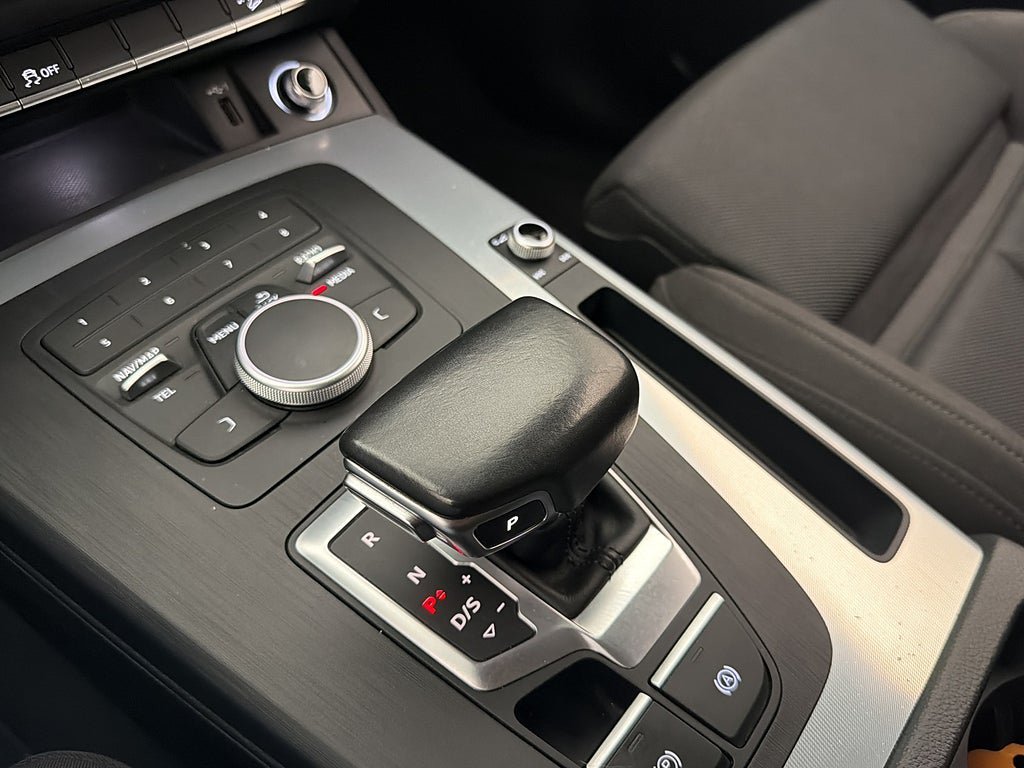 Vehicle Image 25