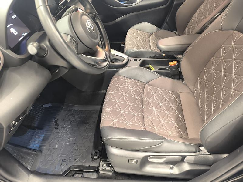 Vehicle Image 6
