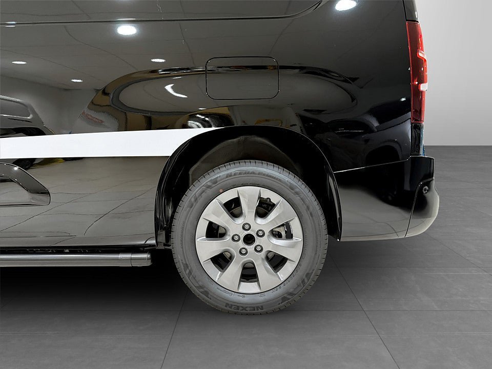 Vehicle Image 8