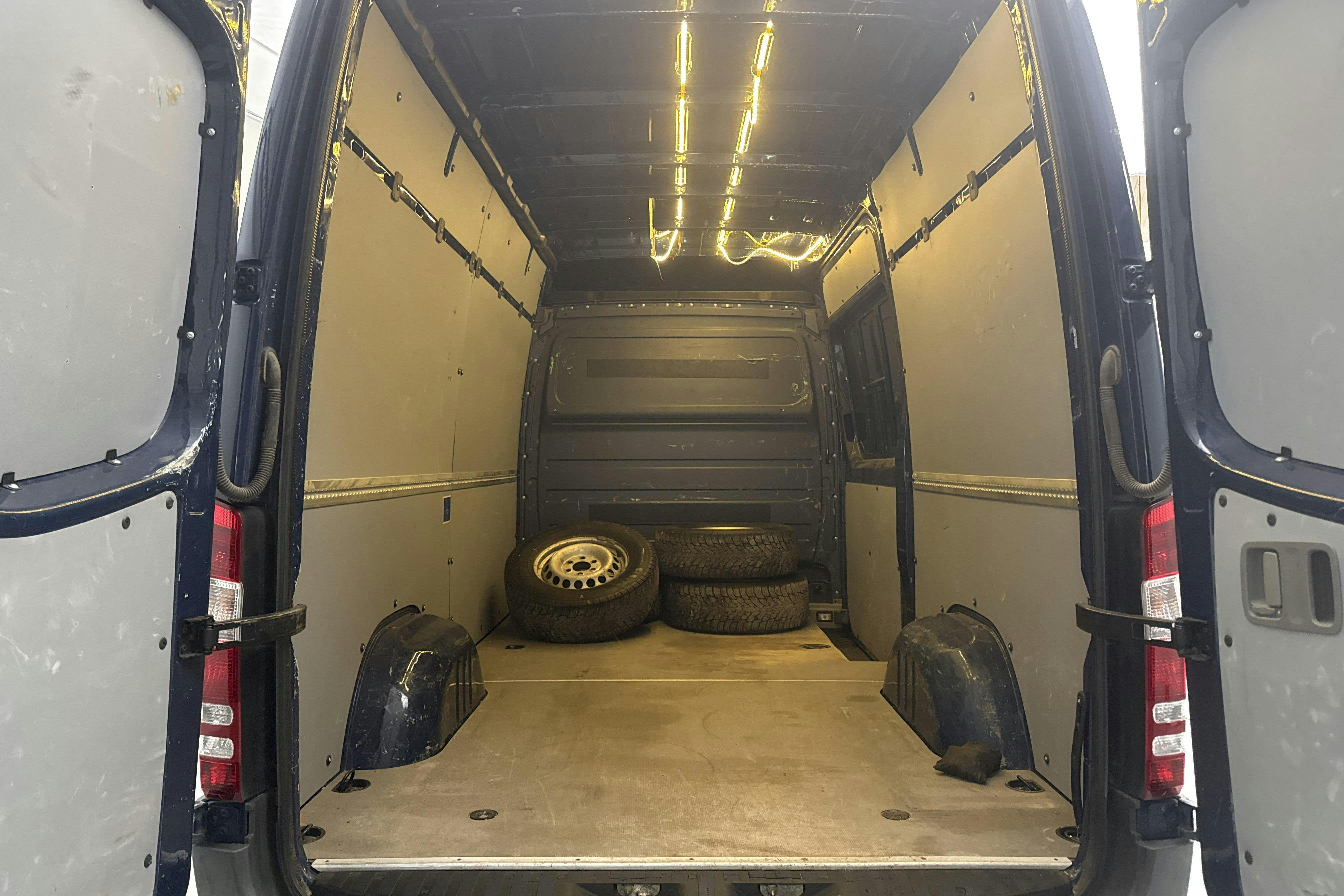 Vehicle Image 8