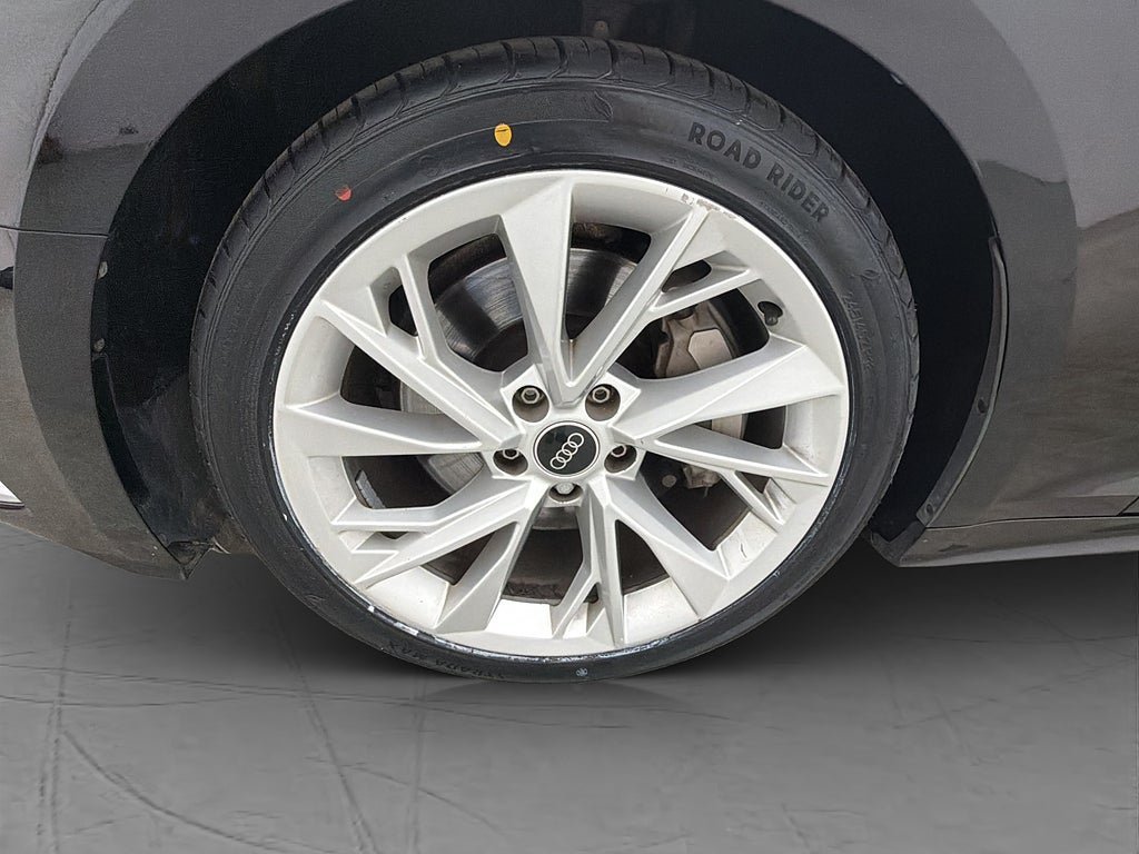 Vehicle Image 32