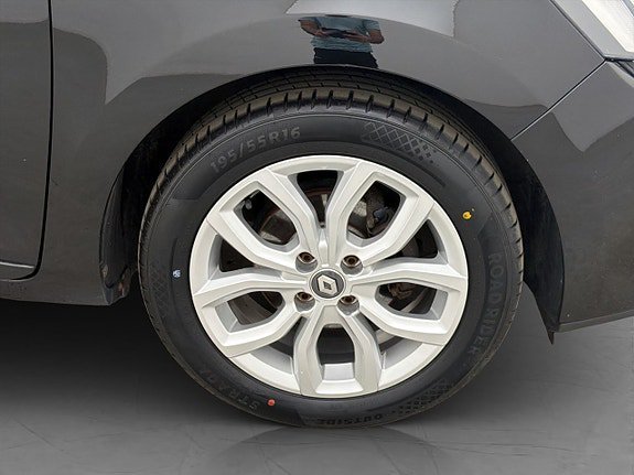 Vehicle Image 25