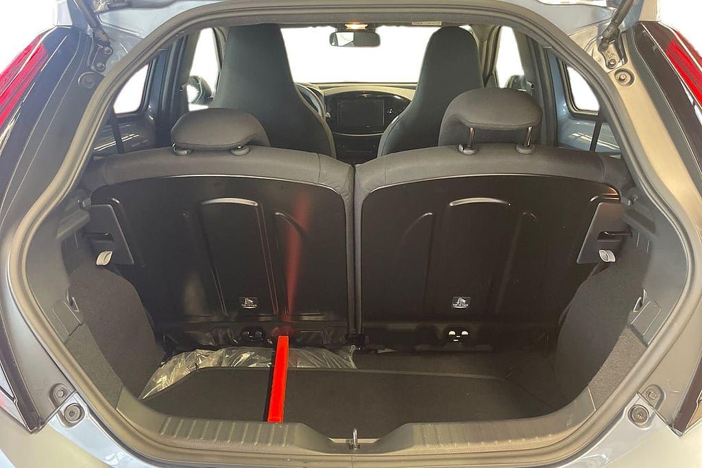 Vehicle Image 12