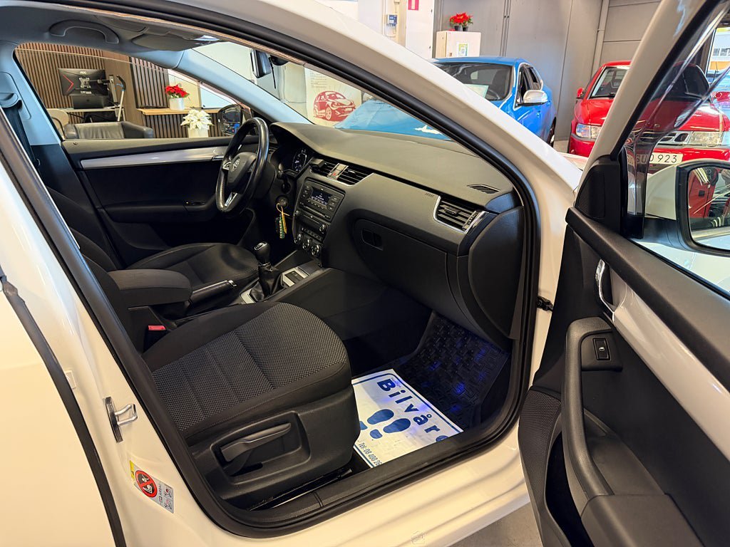 Vehicle Image 16