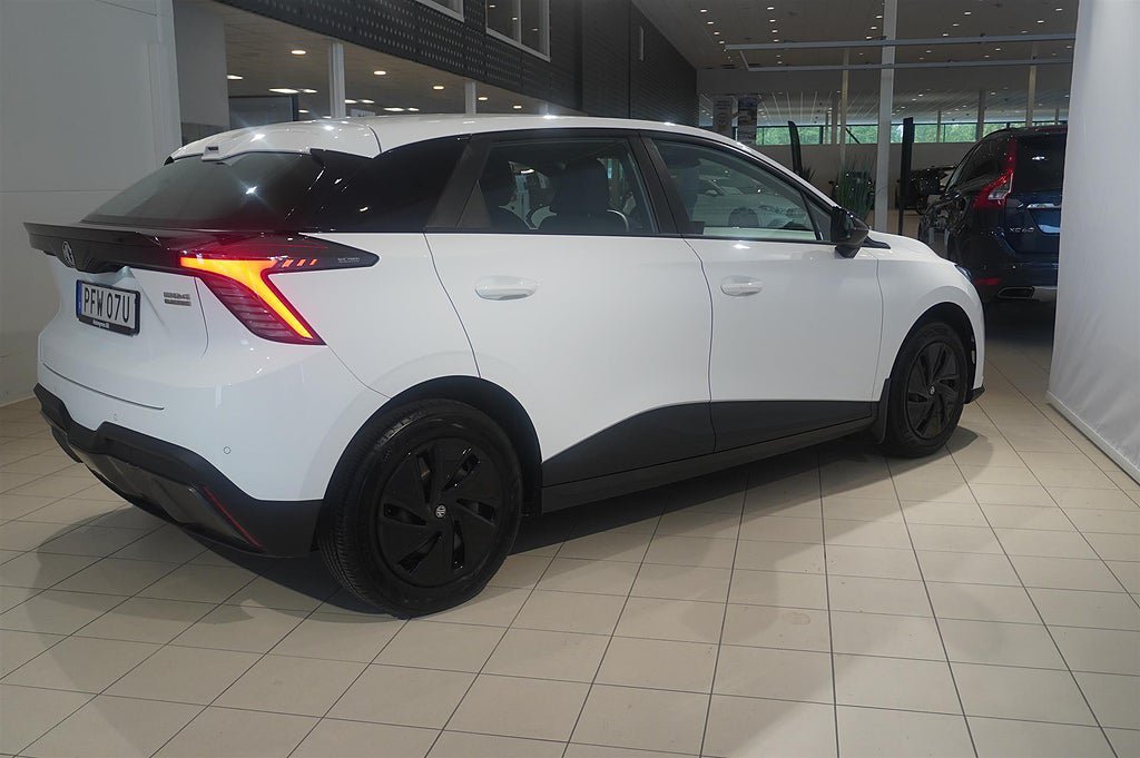 Vehicle Image 6