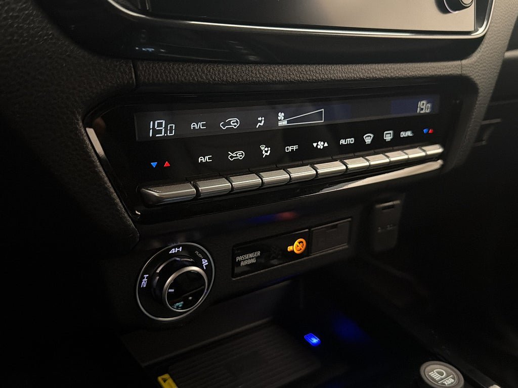 Vehicle Image 25