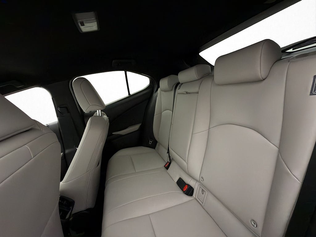 Vehicle Image 25